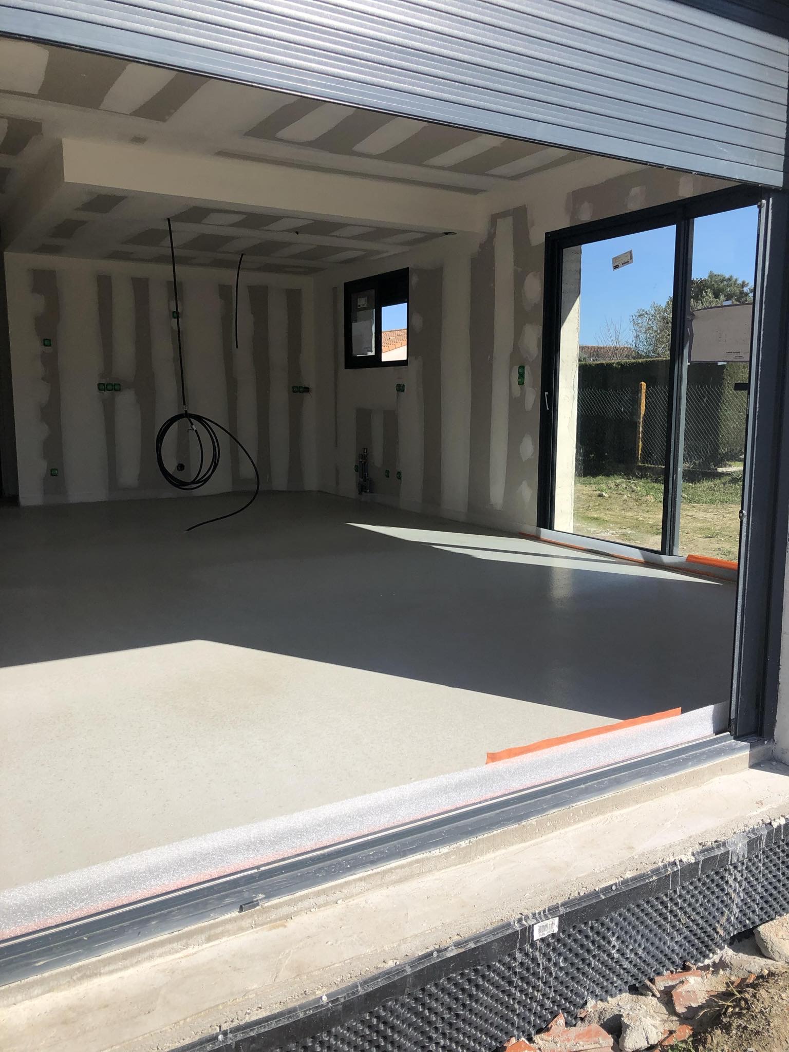 Maison neuve à Ambarès-et-Lagrave, pièce intérieure en cours de finition